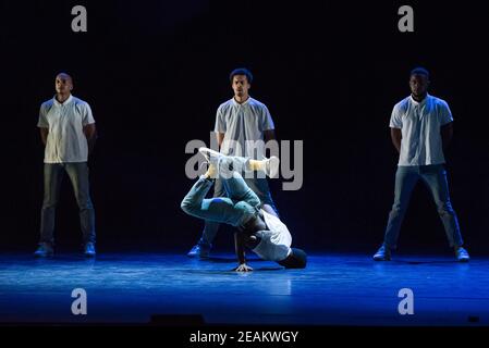 Yeah Yellow Perform Yeah Yellow Sunshine als Teil von Sampled in Sadler's Wells, London. Stockfoto