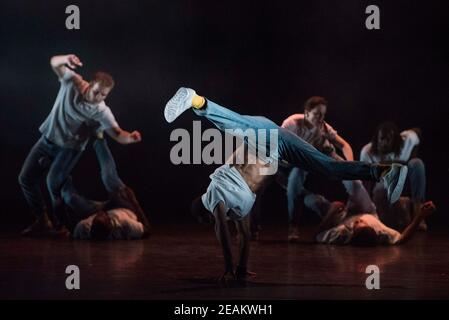 Yeah Yellow Perform Yeah Yellow Sunshine als Teil von Sampled in Sadler's Wells, London. Stockfoto