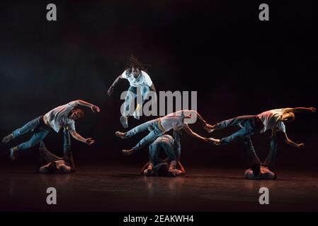 Yeah Yellow Perform Yeah Yellow Sunshine als Teil von Sampled in Sadler's Wells, London. Stockfoto