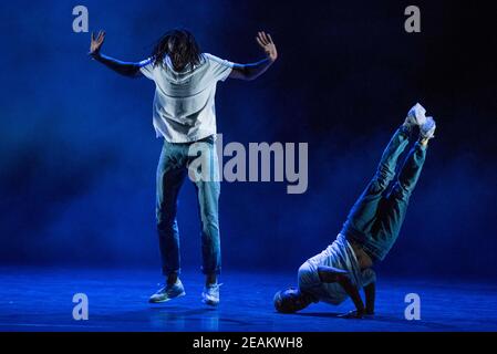 Yeah Yellow Perform Yeah Yellow Sunshine als Teil von Sampled in Sadler's Wells, London. Stockfoto