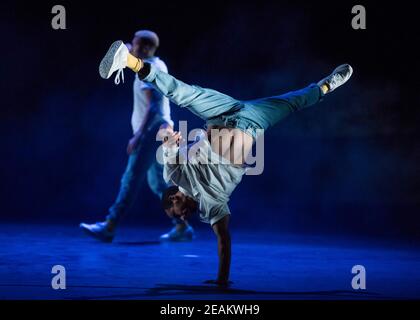 Yeah Yellow Perform Yeah Yellow Sunshine als Teil von Sampled in Sadler's Wells, London. Stockfoto