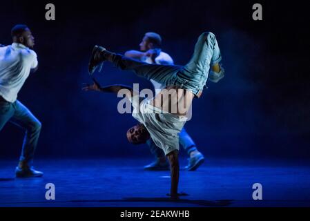 Yeah Yellow Perform Yeah Yellow Sunshine als Teil von Sampled in Sadler's Wells, London. Stockfoto