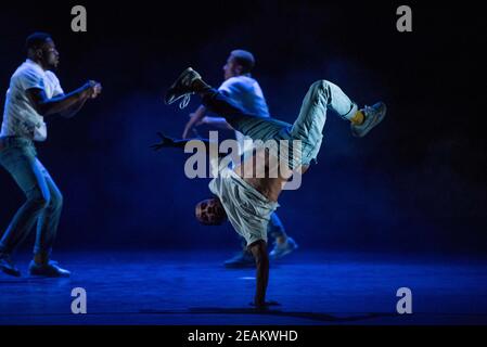 Yeah Yellow Perform Yeah Yellow Sunshine als Teil von Sampled in Sadler's Wells, London. Stockfoto