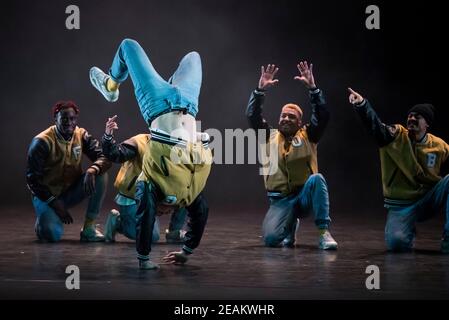 Yeah Yellow Perform Yeah Yellow Sunshine als Teil von Sampled in Sadler's Wells, London. Stockfoto