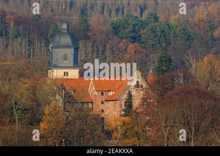 Das Schloss und der Kirchturm von Herleshausen in Deutschland Stockfoto