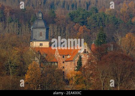 Das Schloss und der Kirchturm von Herleshausen in Deutschland Stockfoto