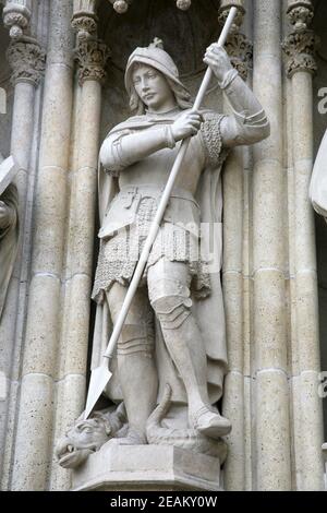 Statue des heiligen Georg auf dem Portal der Kathedrale Maria Himmelfahrt in Zagreb gewidmet Stockfoto