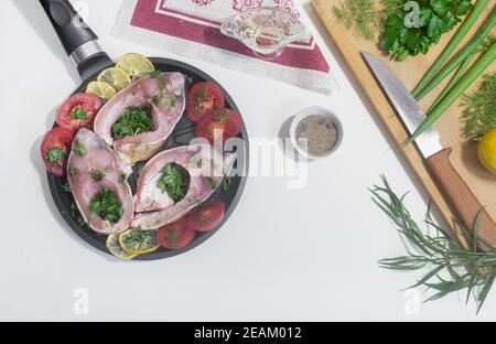 Vorbereitet zum Braten von Fischkarpfen in einer Pfanne Stockfoto