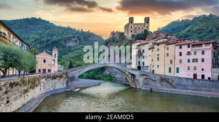 Dolceacqua antike Burg und Steinbrücke Stockfoto