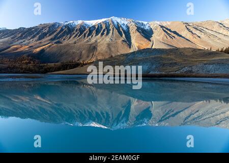 Bergsee zwischen den Bergen auf dem altai. Die Wasseroberfläche des Sees. Stockfoto