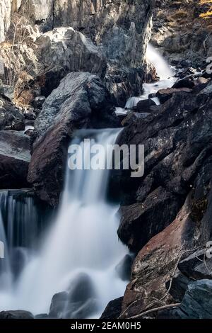 Kleiner Wasserfall auf einem Gebirgsfluss im Altai. Die Altai Mountain Rivers. Stockfoto