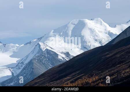 Die altai-Berge. Landschaft der Natur auf dem Altai-Gebirge und in den Schluchten zwischen den Bergen. Stockfoto