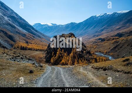 Eine unbefestigte Straße in den Bergen. Der Weg zum Felsen. Altai. Stockfoto