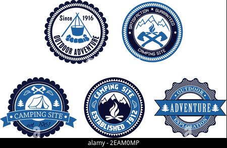 Set von fünf kreisförmigen blauen Outdoor-Abenteuer und Camping Embleme oder Etiketten mit verschiedenen Text mit einem Zelt, Kochfeuer, Äxte, Berge und r dekoriert Stock Vektor