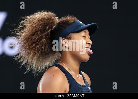 Melbourne, Australien. Februar 2021, 10th. Osaka Naomi aus Japan reagiert beim Einzel-Match der Frauen gegen Caroline Garcia aus Frankreich bei den Australian Open im Melbourne Park in Melbourne, Australien, am 10. Februar 2021. Quelle: Bai Xuefei/Xinhua/Alamy Live News Stockfoto