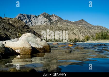 Die altai-Berge. Landschaft der Natur auf dem Altai-Gebirge und in den Schluchten zwischen den Bergen. Stockfoto