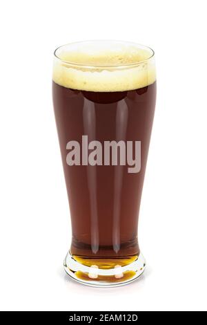 Glas dunkles Bier auf weißem Hintergrund Stockfoto