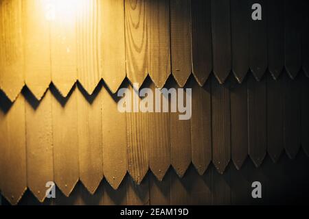 Holztüren eines modernen Hotelzimmers. Exquisite Innenausstattung in einem gemütlichen Ort. Stockfoto