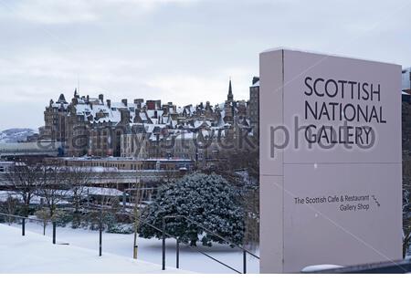 Edinburgh, Schottland, Großbritannien. Februar 2021, 10th. Heftiger Schneefall über Nacht im Stadtzentrum lässt den Mound und und die Princes Street Gardens mit Schnee bedeckt werden. Blick auf die schneebedeckten Dächer der Altstadt. Kredit: Craig Brown/Alamy Live Nachrichten Stockfoto