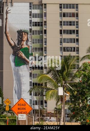 Honolulu, Hawaii, USA - 23. September 2018: Wohngebäude mit einer schönen Zeichnung einer Frau neben dem Marinestützpunkt Pearl Harbor. Straßenschilder und pal Stockfoto