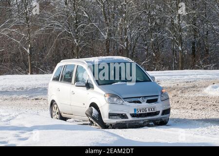 West Lothian, Schottland. Wetter: 10th. Februar 2021 Sturm Darcy: Ein beschädigtes Auto, das am Straßenrand in Livingston, West Lothian, Schottland, Großbritannien, aufgegeben wurde. . Quelle: Ian Rutherford/Alamy Live News. Stockfoto