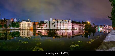 Nachtansicht des Binnenhof-Palastes in Den Haag, Niederlande Stockfoto