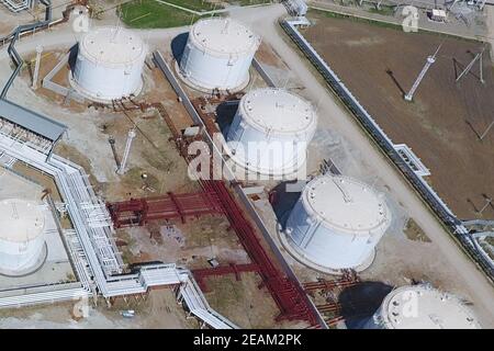 Behälter zur Lagerung von Öl und Produkte ihrer Verarbeitung. Raffinerie. Stockfoto