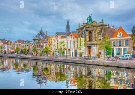 Teylers Museum befindet sich neben einem Kanal in der niederländischen Stadt Haarlem, Niederlande Stockfoto