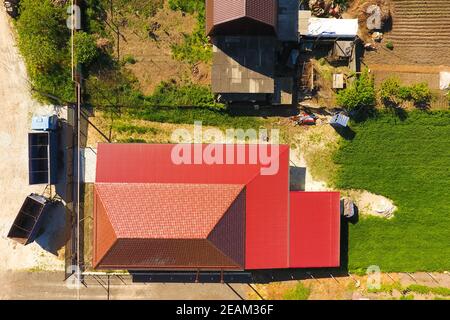 Ein Haus mit einem Baldachin über den Innenhof. Dach aus Wellblech Profil. Metall Fliesen. Stockfoto