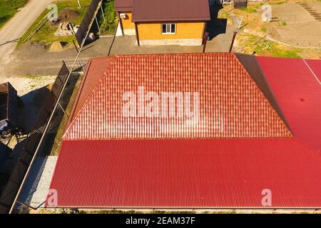 Ein Haus mit einem Baldachin über den Innenhof. Dach aus Wellblech Profil. Metall Fliesen. Stockfoto