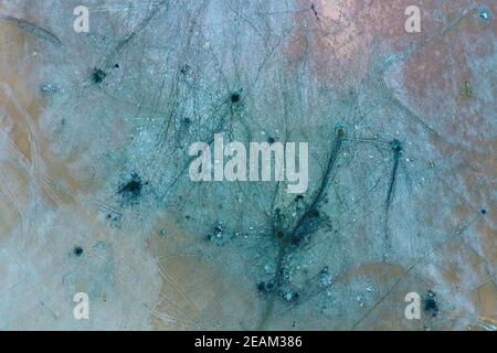 Draufsicht auf die Salzsee-Schlammquellen. Äußere Ähnlichkeit mit Kratern. Schlammheilungsquellen Stockfoto
