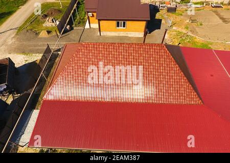 Ein Haus mit einem Baldachin über den Innenhof. Dach aus Wellblech Profil. Metall Fliesen. Stockfoto