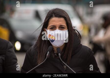 Barcelona, Katalonien, Spanien. Februar 2021, 10th. Der Präsident der spanischen politischen Partei, Ciudadanos, Inés Arrimadas, wird bei einer Pressekonferenz gesehen.Inés Arrimadas, Präsident der spanischen politischen Partei, Ciudadanos (Bürger), in einer politischen Kampagne für den Kandidaten ihrer Partei für die Präsidentschaft der Allgemeinheit Kataloniens, Carlos Carrizosa, Er war auf einer Pressekonferenz in der Meridiana Avenue in Barcelona, nachdem seine Partei in der Staatsanwaltschaft und im Wahlausschuss die täglichen Kürzungen, die in derselben Straße für katalanische Unabhängigkeitsdemonstrate vorgenommen wurden, angeprangert hat Stockfoto