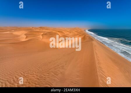 Küste in der Namib Wüste nahe Sandwich Harbour. Sandwich Harbour ist Teil des Namib Naukluft National Park und ist eines der größten Sandfelder Stockfoto