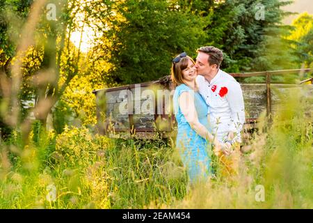 Glücklich und verliebt. Junges Paar umarmt auf Wiese Feld in einem Dorf. Stockfoto