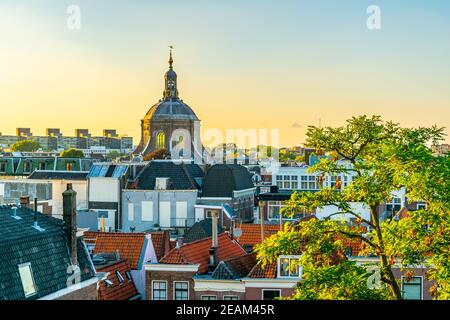 Sonnenuntergang Ansicht von Hartebrugkerk in Leiden, Niederlande Stockfoto