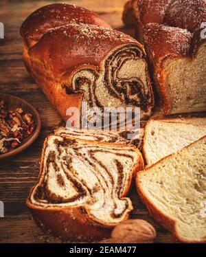 Brioche mit Walnuss aufwirbeln Stockfoto