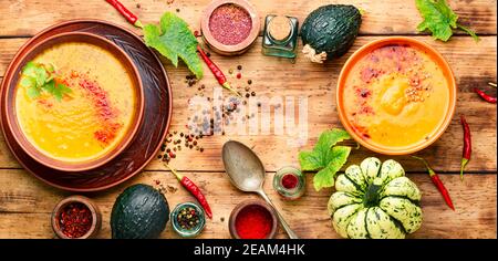 Kürbissuppe im Herbst Stockfoto