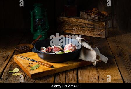 Roher ostfriesischer Snirtje-Braten mit Gewürzen. Stockfoto