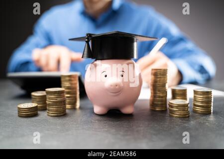 College Piggy Bank Mit Abschlussmütze Stockfoto
