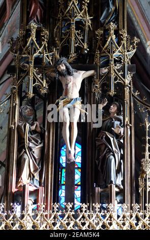 Kreuzigung, Jungfrau Maria und Johannes unter dem Kreuz, Hauptaltar in der Pfarrkirche St. Wolfgang am Wolfgangsee in Österreich Stockfoto