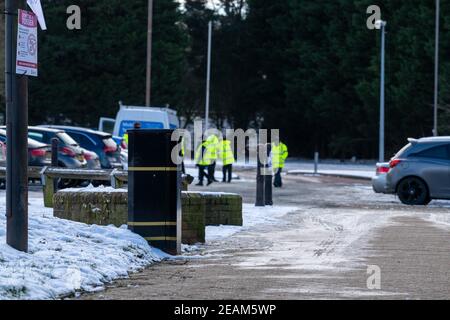 Brentwood Essex 10th. Februar 2021 das Brentwood Essex Covid Impfzentrum und das Covid Testgelände wurden gezwungen, Patienten für zwei Tage zu schließen und abzuweisen, da der Brentwood Brough Rat es versäumt hat, den Parkplatz des Brentwood Centre (den sie besitzen), in dem die Zentren ihren Sitz haben, zu beschimpfen. Damit ist es zu hasadous für Patienten. Arbeiter wurden herumstehen und im Schnee spielen gelassen, da sie keine Arbeit haben. Der Grund für die Schließung wurde von einer NHS-Quelle bestätigt. Kredit: Ian Davidson/Alamy Live Nachrichten Stockfoto