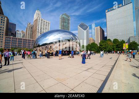 CHICAGO - SEPTEMBER 09: Die Spiegelskulptur, die im Volksmund als Bean (Cloud Gate, von Anish Kapoor) bekannt ist, ist zu einer der beliebtesten att Chicagos geworden Stockfoto