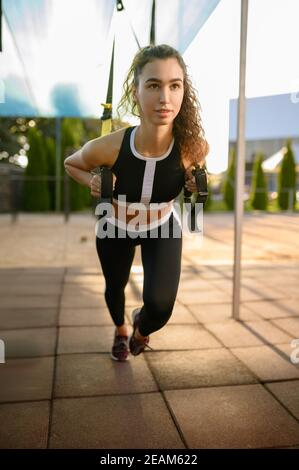 Frau tut Stretching-Übung im Freien Stockfoto