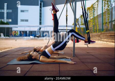 Frau macht Stretching-Übung mit Seilen im Freien Stockfoto