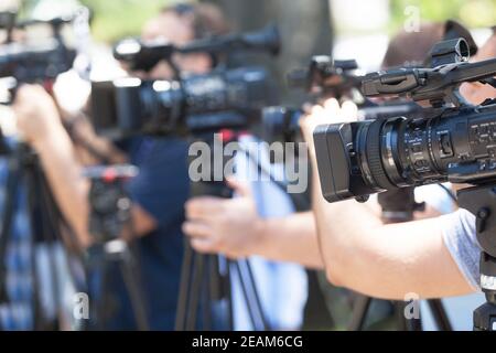 Filmen von Medienereignissen mit einer Videokamera. Nachrichtenkonferenz. Stockfoto