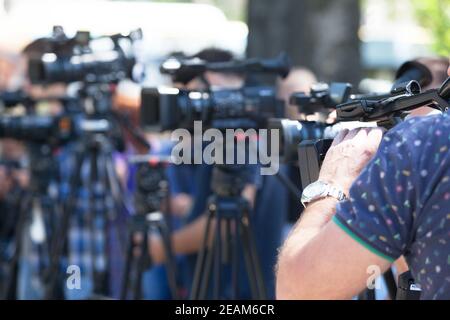 Ein Medien-Event mit einer Videokamera zu Filmen. Pressekonferenz.