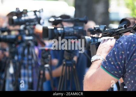 Ein Medien-Event mit einer Videokamera zu Filmen. Pressekonferenz. Stockfoto