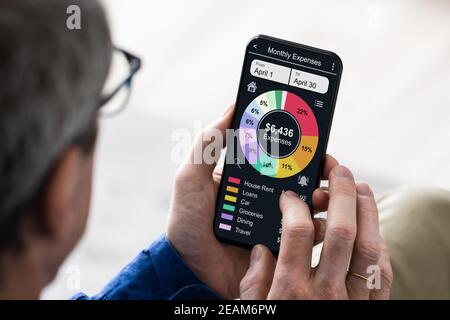 App Zur Online-Budgetverfolgung Auf Dem Mobiltelefon Stockfoto