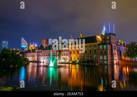 Nachtansicht des Binnenhof-Palastes in Den Haag, Niederlande Stockfoto